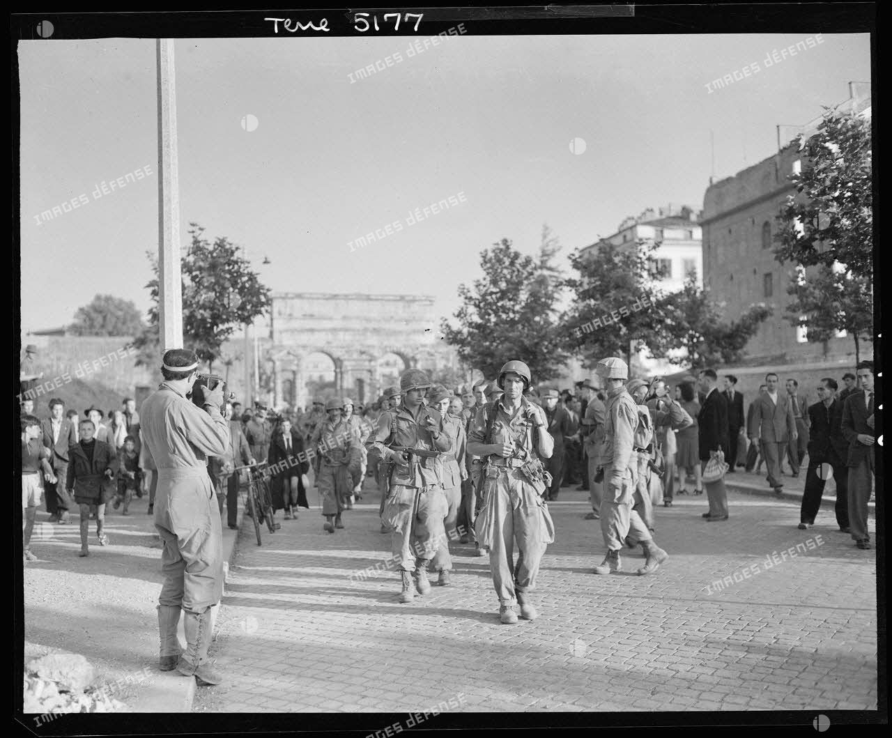 A Rome, à proximité de la porte Maggiore, des prisonniers allemands escortés par des soldats américains, sont filmés par Raymond Méjat, caméraman du Service cinématographique de l'armée (SCA).
