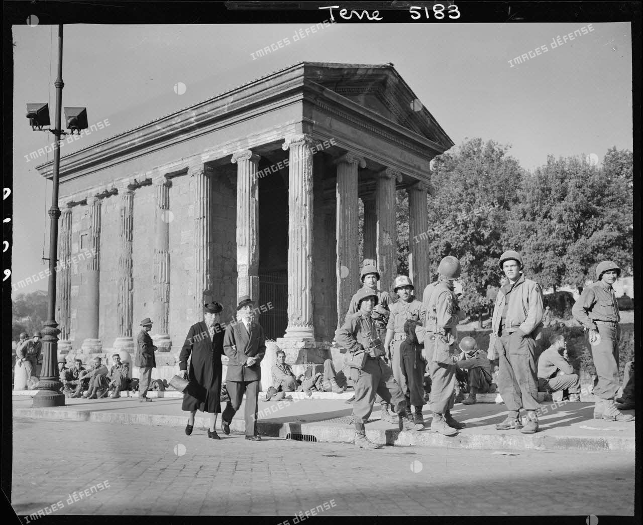 Des fantassins américains de la 34th infantry division (division d'infanterie) font une halte devant le temple de Portunus dans Rome libérée.<br>