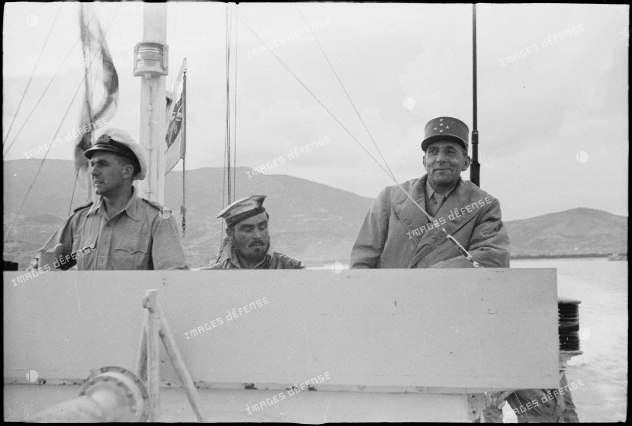 Le général à bord de la vedette rapide arborant le fanion est ramené à Bastia après sa visite de l'île d'Elbe.<br>