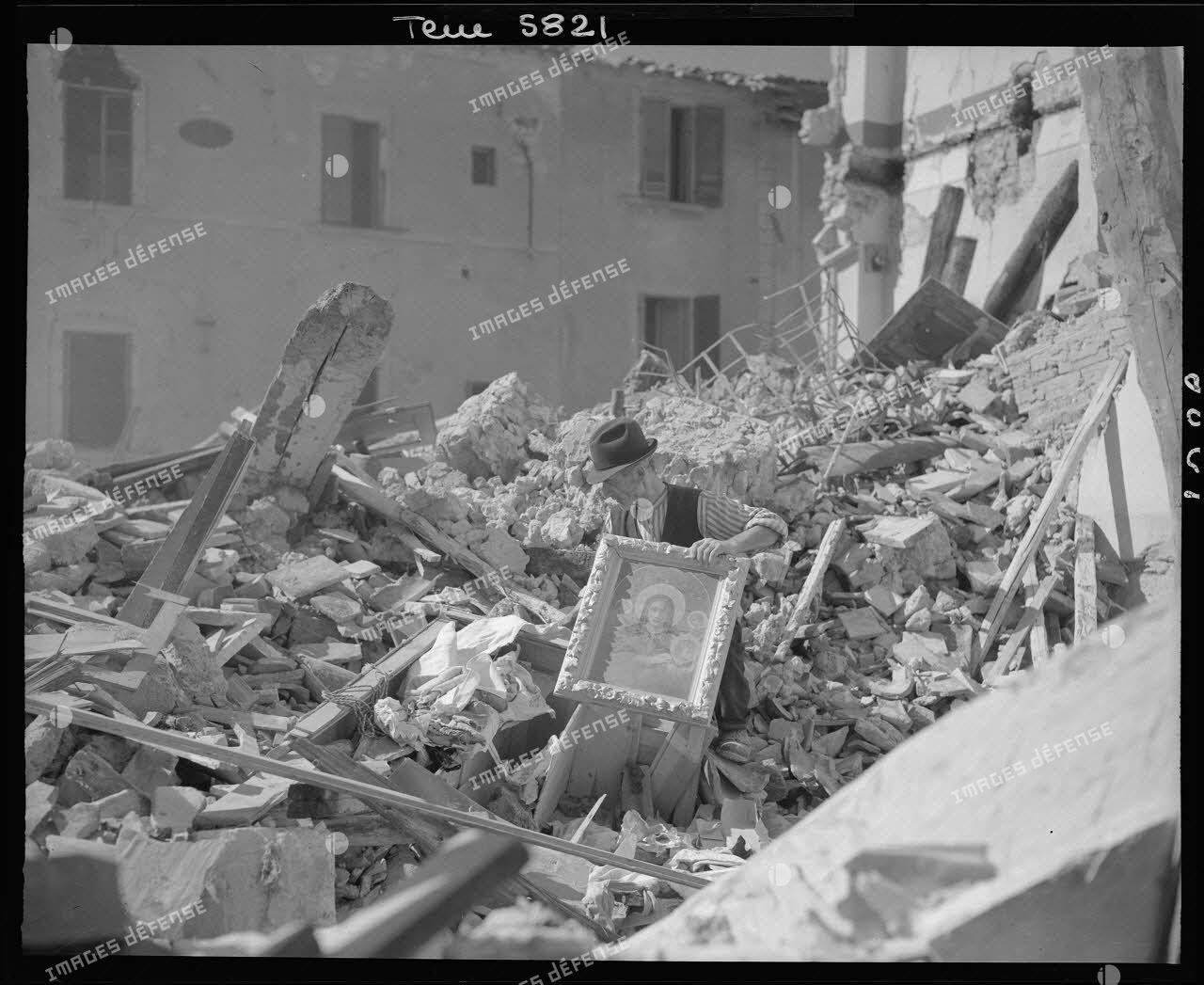 Civil italien fouillant les ruines de sa maison.