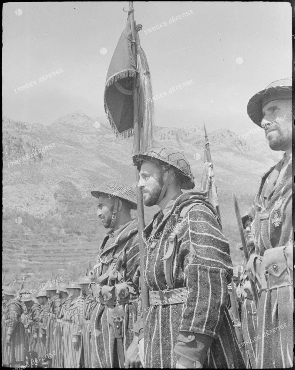 La garde au fanion d'un tabor marocain écoute l'appel des morts lors d'une cérémonie d'hommage aux soldats du Corps expéditionnaire français en Italie (CEFI) tombés pendant la campagne.