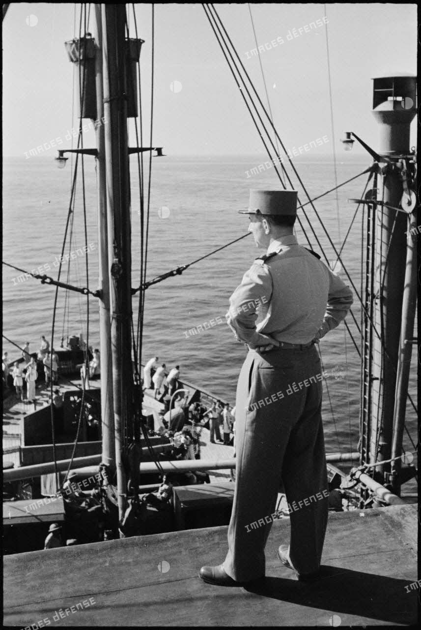Le général de Lattre de Tassigny à bord du SS Batory.