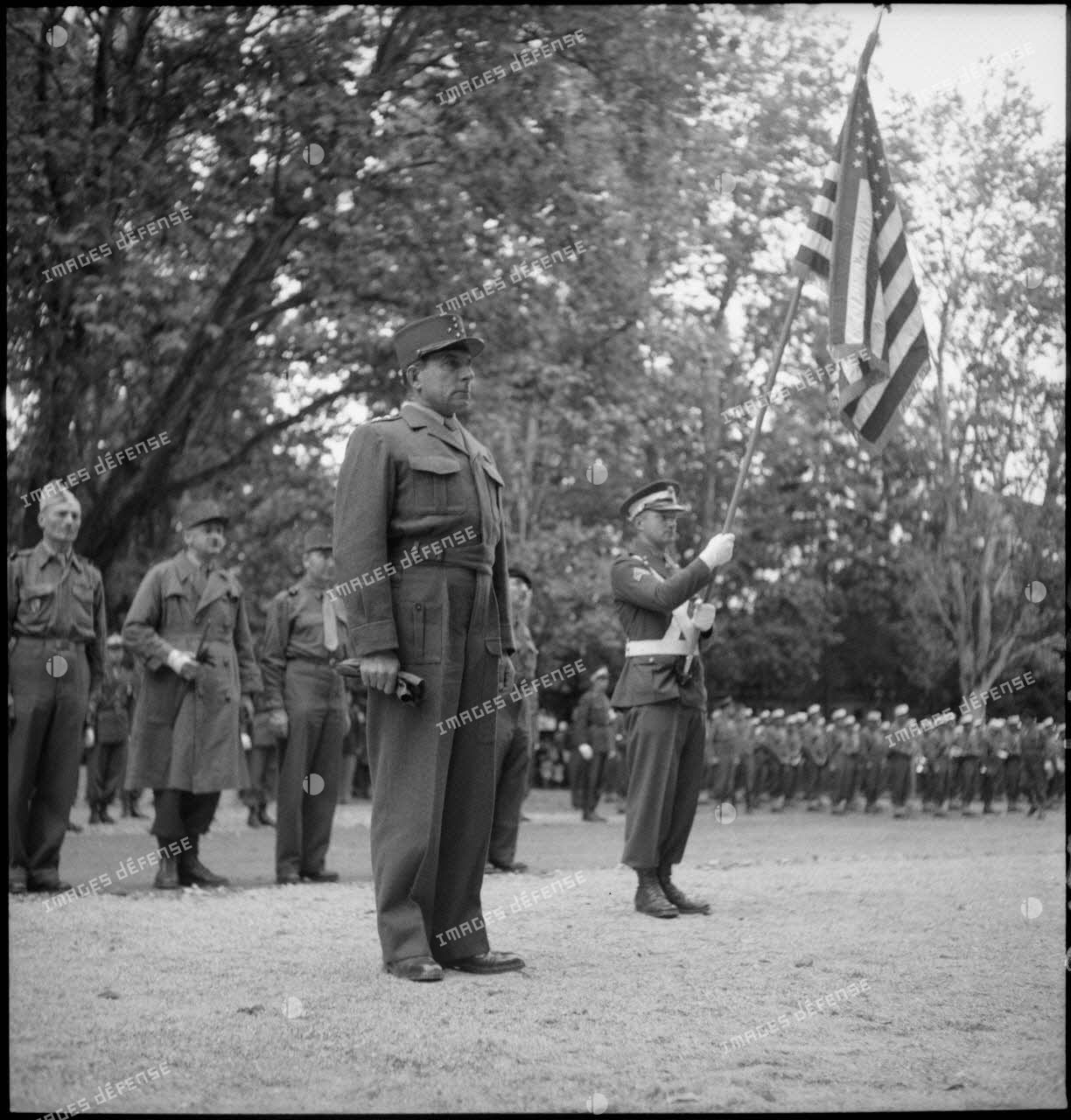 Le général de Lattre de Tassigny s'apprêtant à recevoir l'insigne de commandeur de la Legion of merit et écoutant la citation qui précède.