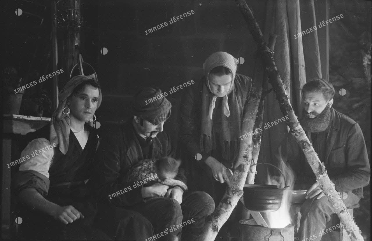 [Trèves (Allemagne), 1940-1945. Représentation de la pièce "Le Noël sur la place ou les enfances de Jésus" par les prisonniers de guerre français du stalag XII-D].