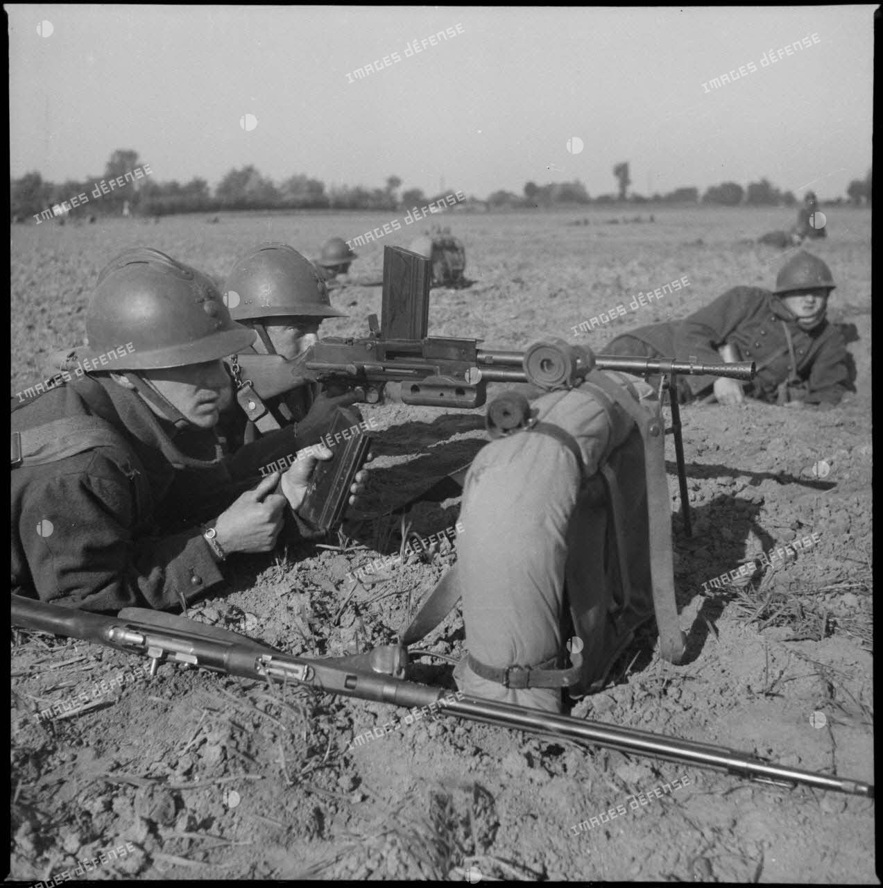 Fantassins du 310e régiment d'infanterie (RI) servant un fusil-mitrailleur (FM) M-24/29 au cours d'un entraînement, peut-être dans le secteur défensif de Lille.