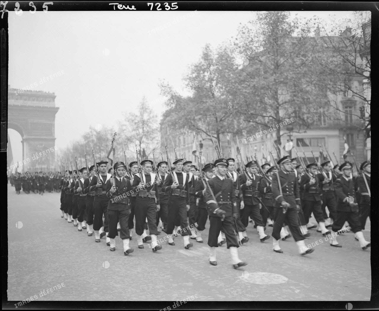 Défilé des troupes sur les Champs-Elysées lors de la cérémonie du 11 Novembre 1944 à Paris.