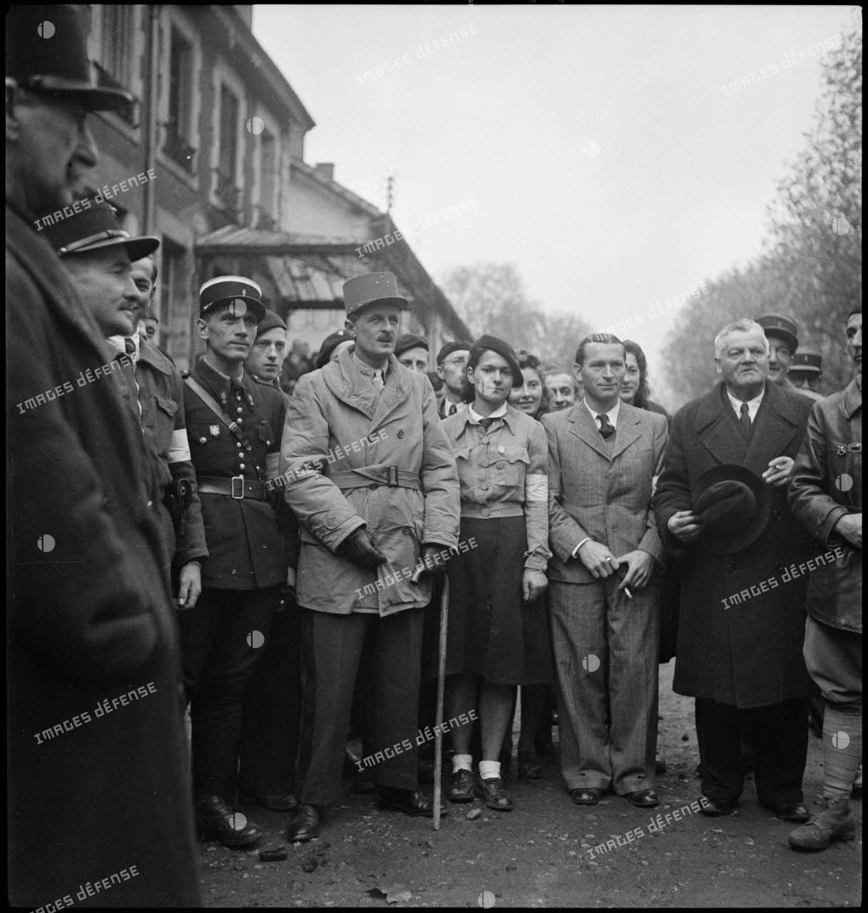 Le général Leclerc, commandant la 2e DB (division blindée), entouré d'autorités locales et de résistants dont Marcelle Cuny qui se tient à sa gauche, à Baccarat.