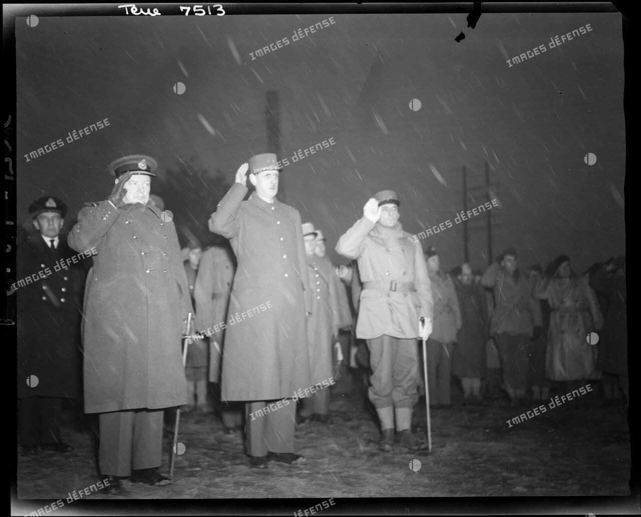 Winston Churchill, le général de Gaulle et le général de Lattre de Tassigny, au camp du Valdahon, rendent les honneurs pendant l'exécution des hymnes nationaux.