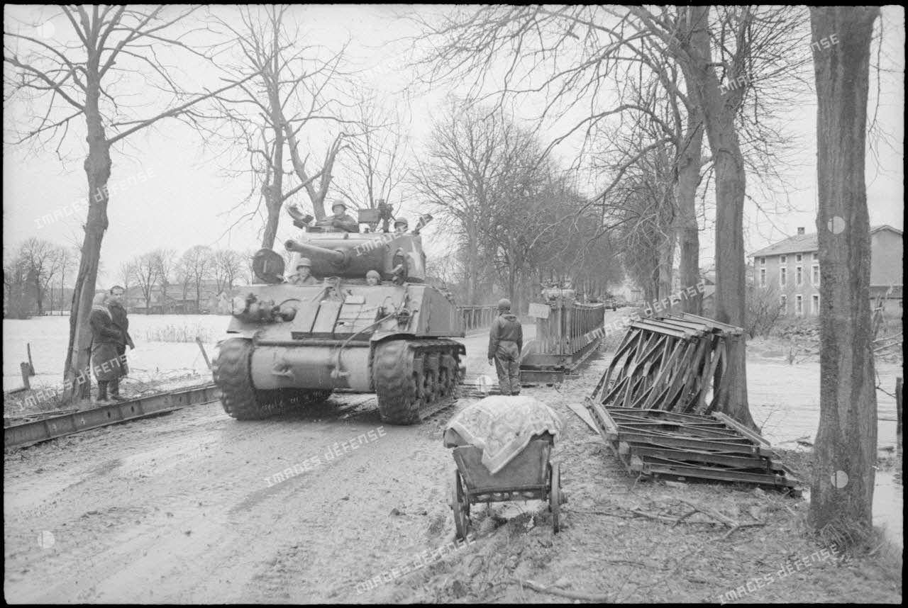 Une colonne de chars Sherman M4 d'une division blindée américaine franchit un pont Bailey lors de sa progression vers Strasbourg.