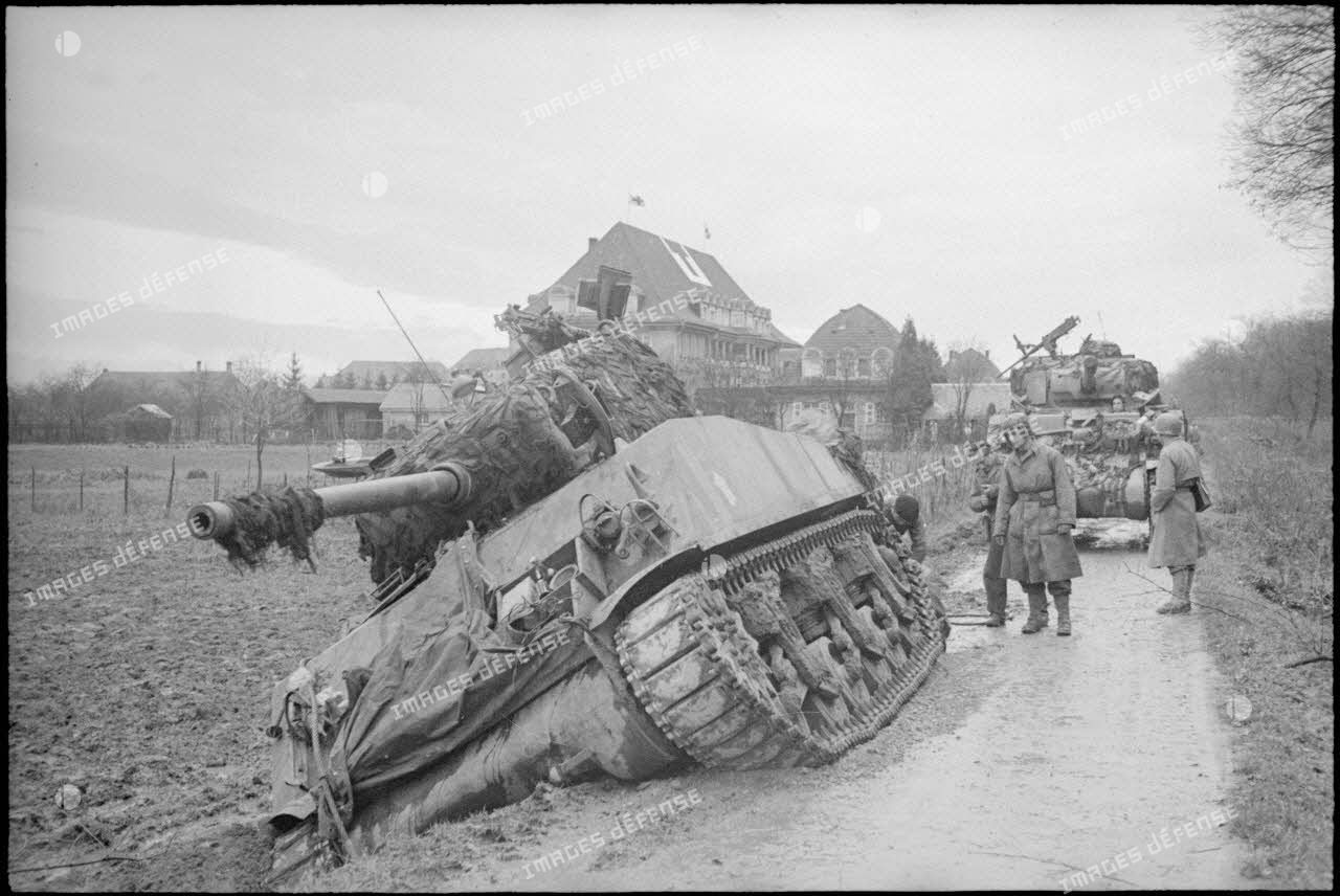 Char Sherman du 501e RCC (régiment de chars de combat) du GTV de la 2e DB (division blindée) embourbé.