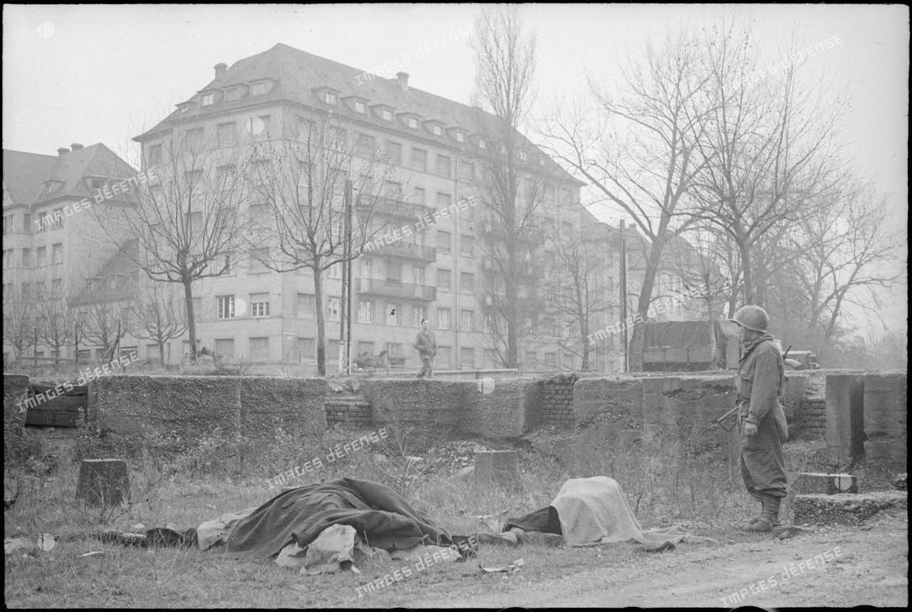 Victimes gisant à Strasbourg au moment des combats de libération de la ville par la 2e DB.
