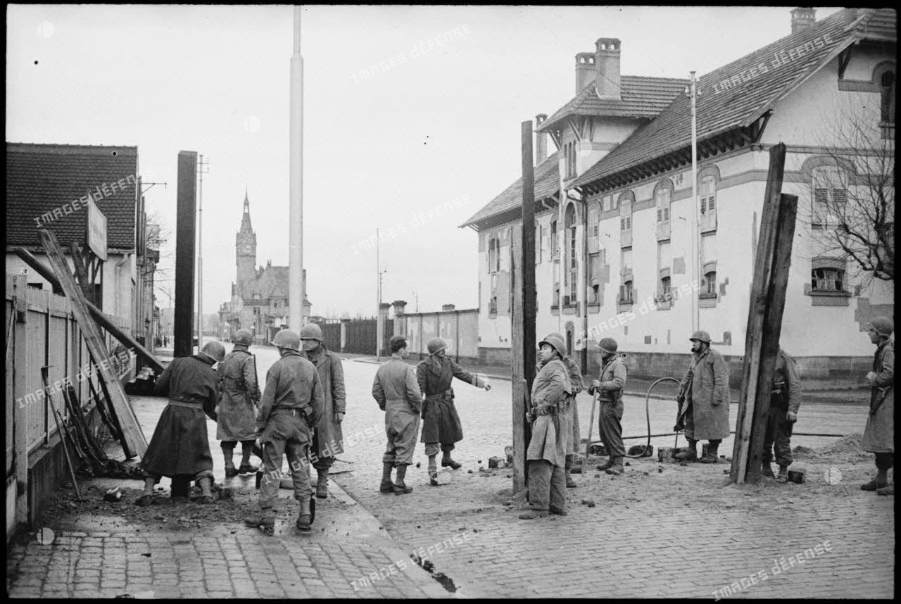 Lors de la libération de Strasbourg, des soldats de la 2e DB (division blindée) érigent un barrage antichars dans la rue du Port du Petit-Rhin.