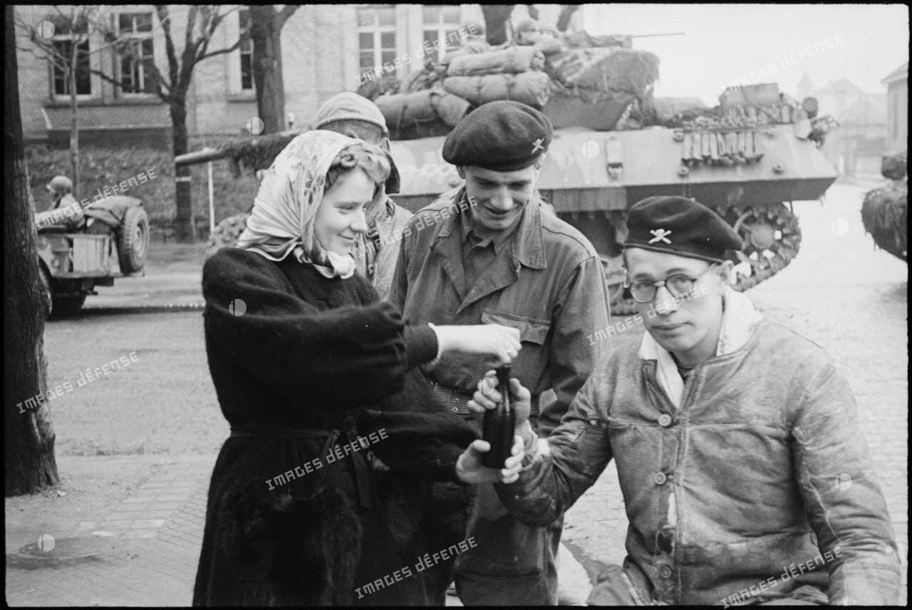 Une jeune Strasbourgeoise offre à boire à un tankiste du 501e RCC (régiment de chars de combat) dans la ville libérée.