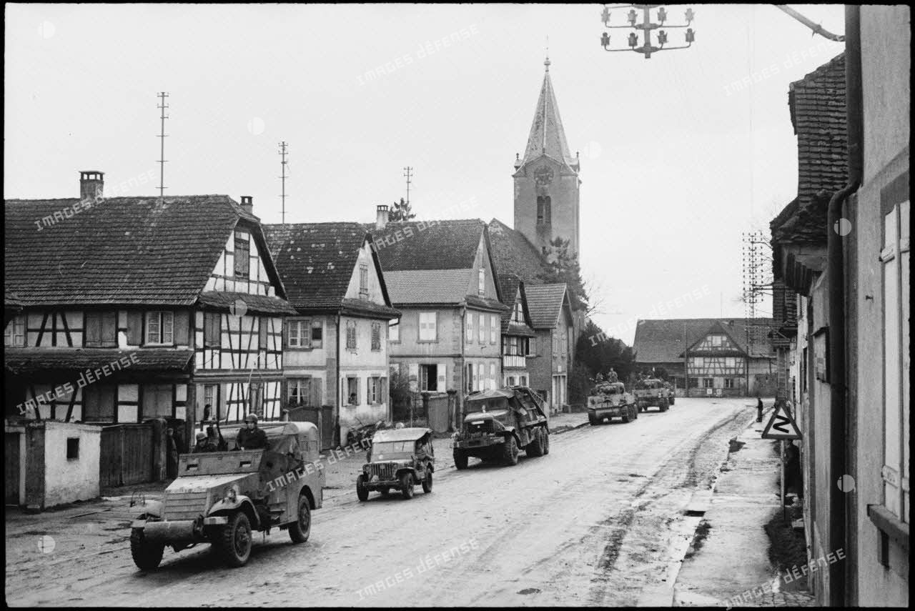 Le 25 novembre 1944, une colonne de la 2e DB (division blindée), composée de half-tracks, de jeeps, de camions, traverse Entzheim.