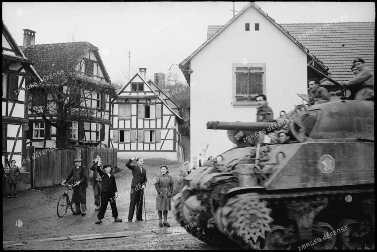 Le 25 novembre 1944, une colonne de la 2e DB (division blindée) traverse un groupe de communes au sud-ouest de Strasbourg, ici probablement Blaesheim.
