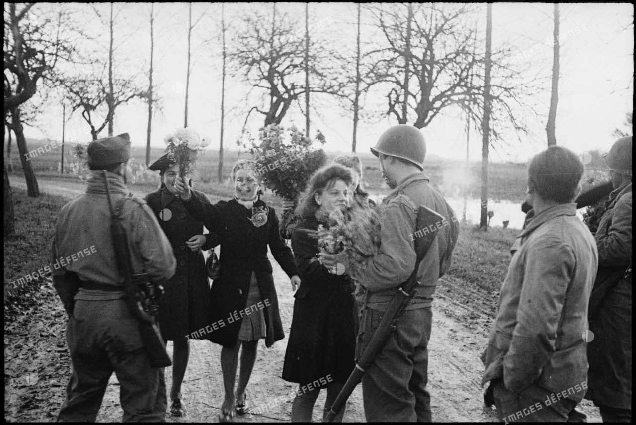 Lors de la progression au sud-ouest de Strasbourg de la 2e DB, les soldats reçoivent un accueil chaleureux par la population des villages libérés.