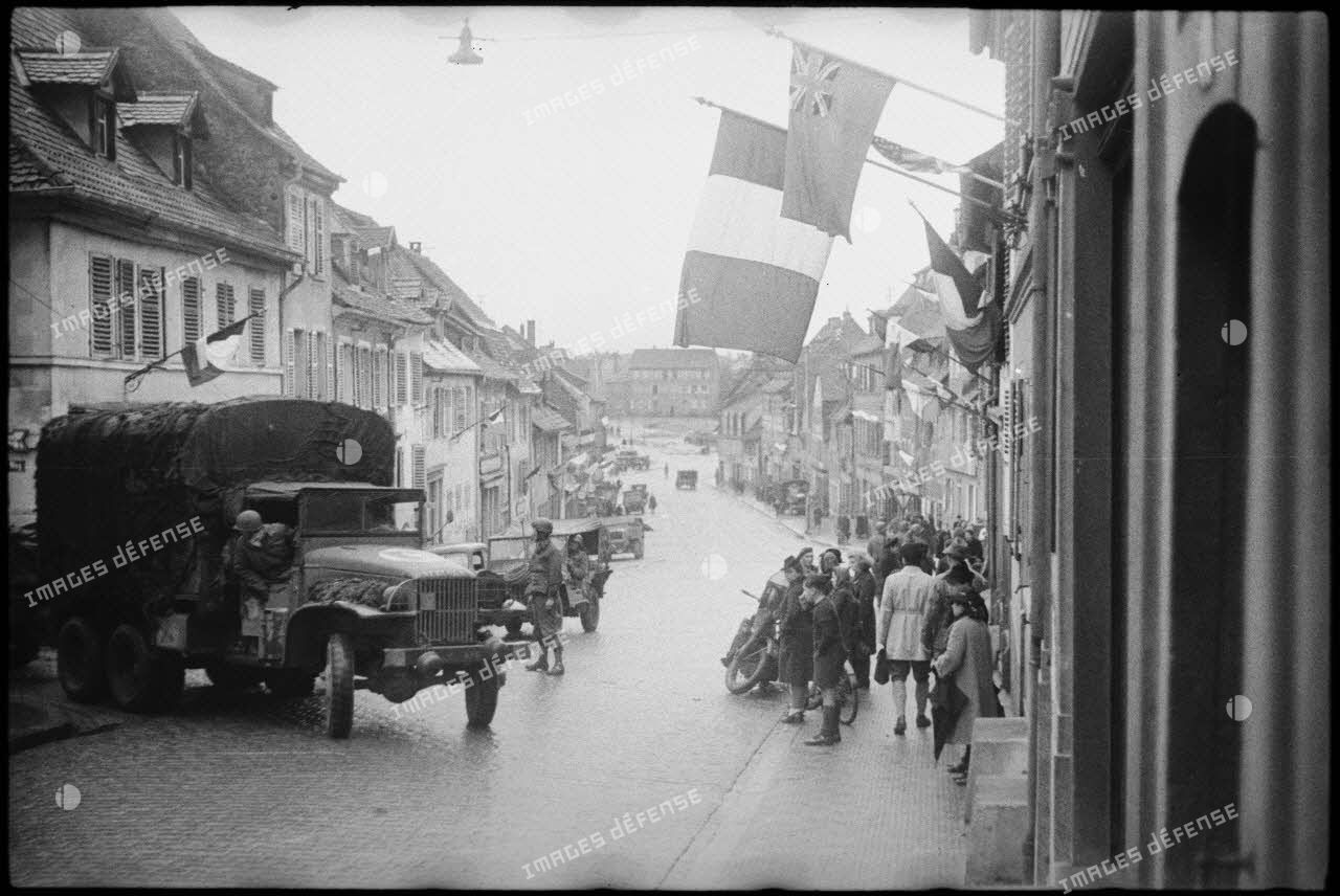 Les troupes de la 2e DB (division blindée) traversent les rues de Saverne (Bas-Rhin).