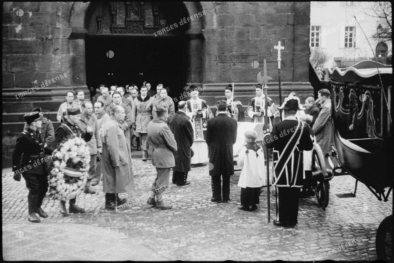Dans la ville de Strasbourg (Bas-Rhin), libérée par la 2e DB (division blindée), civils et militaires assistent aux obsèques du commandant Rasson de la sécurité militaire.