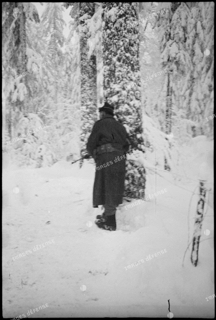 Guet d'un soldat du 1er RFM (régiment de fusiliers marins) lors d'une patrouille de reconnaissance dans la forêt enneigée de Grattery dans les environs de Champagney (Haute-Saône).