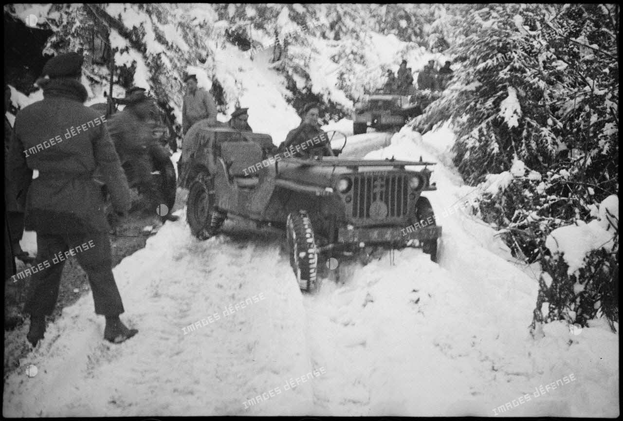 Jeep du 1er RFM (régiment de fusiliers marins) en difficulté dans la forêt enneigée de Grattery, dans les environs de Champagney (Haute-Saône), lors d'une patrouille de reconnaissance.