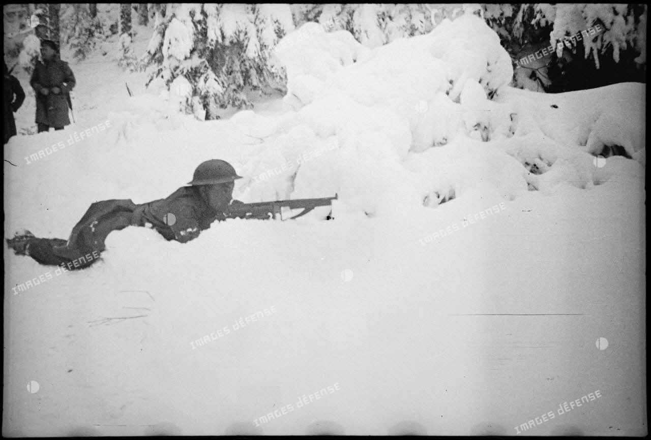 Guet d'un soldat du 1er RFM (régiment de fusiliers marins) lors d'une patrouille de reconnaissance dans la forêt enneigée de Grattery dans les environs de Champagney (Haute-Saône).