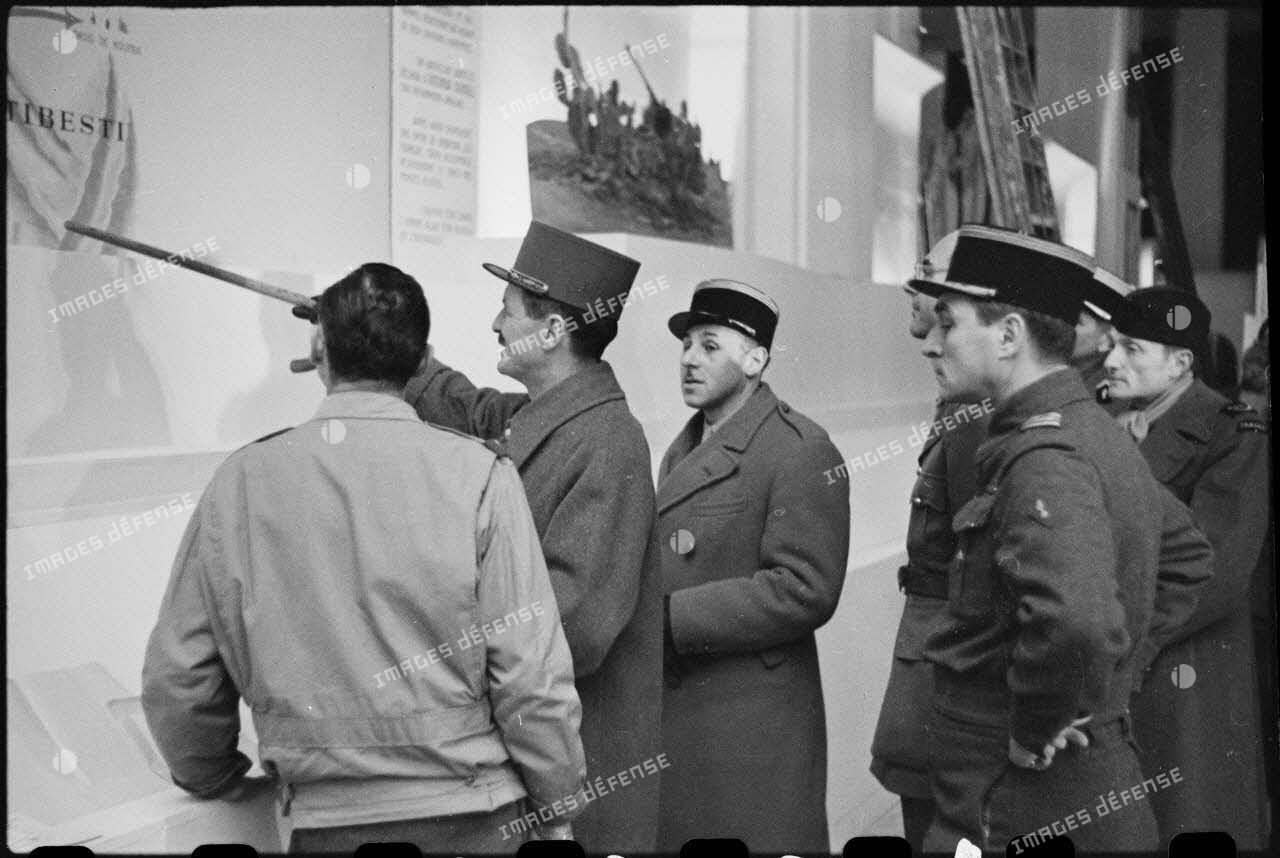 Le général Leclerc visite une exposition consacrée à l'armée française réalisée par le SCA.
