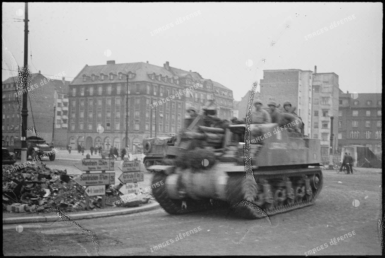 Un char léger de la 2e DB revenant du quartier de Neudorf et se dirigeant vers le centre ville de Strasbourg.
