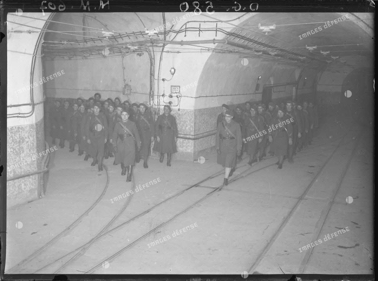 Des fantassins du 164e régiment d'infanterie de forteresse (RIF) défilent dans un souterrain de l'ouvrage fortifié du Hackenberg.