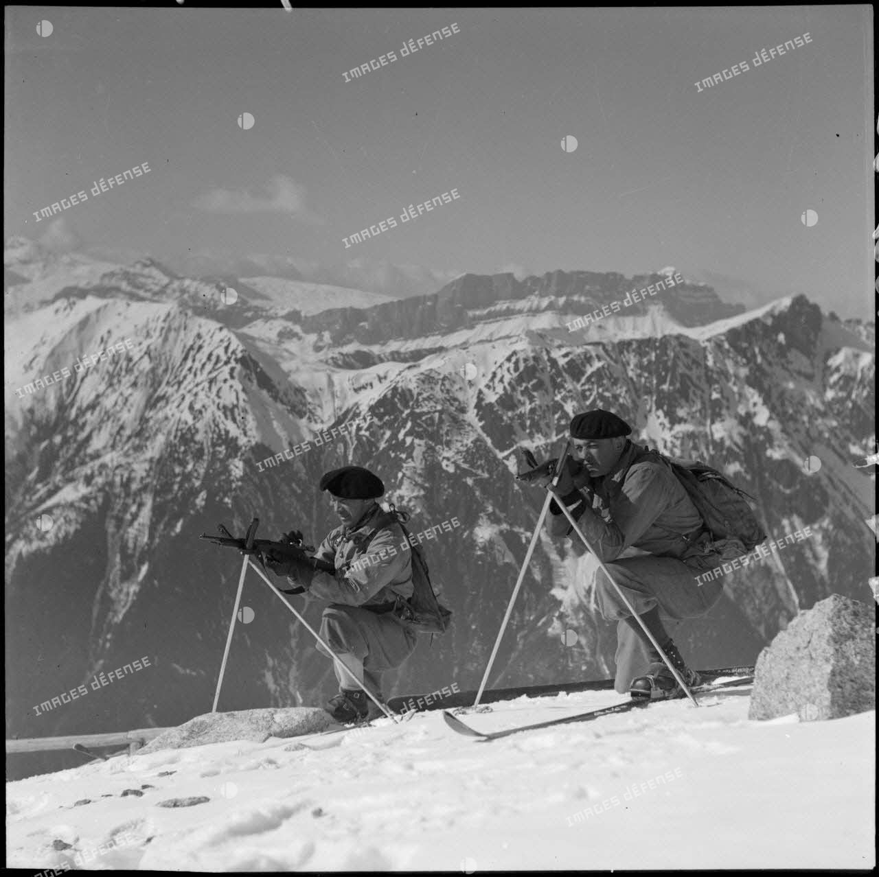 Eclaireurs skieurs du 199e bataillon de chasseurs de haute montagne (BCHM) en position de tir au-dessus de Chamonix.