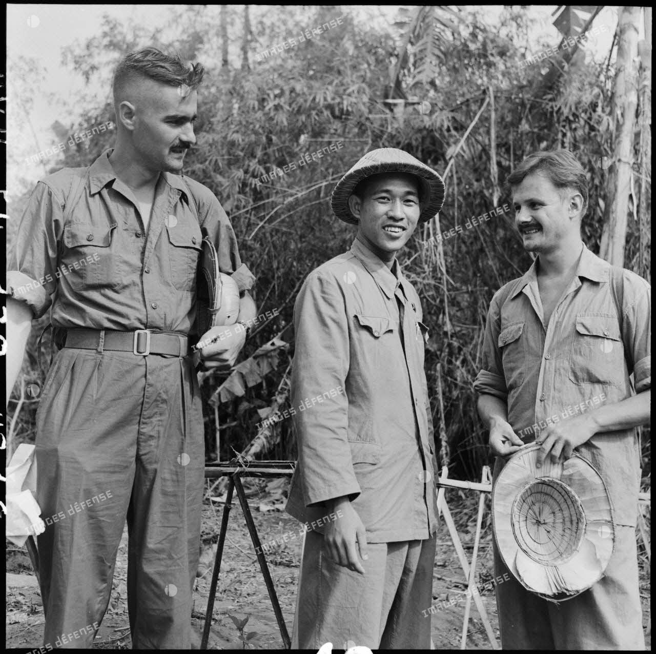 Libération à Viet Tri des reporters du SPI (Service presse information) Pierre schoendoerffer et Daniel Camus, faits prisonniers à Diên Biên Phu le 8 mai 1954. Ils sont ici en compagnie d'un reporter de l'Armée populaire vietnamienne qui les accompagnait.