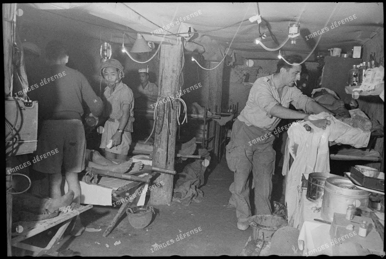 Blessés soignés dans la salle d'opération de l'antenne chirurgicale souterraine de Diên Biên Phu.