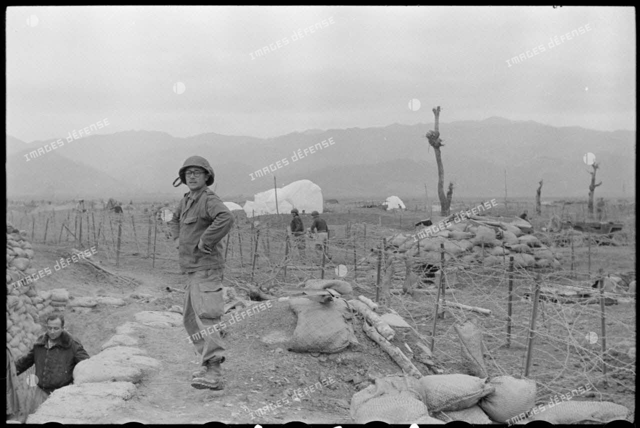 Activité et parachutage sur un point d'appui du camp retranché de Diên Biên Phu.