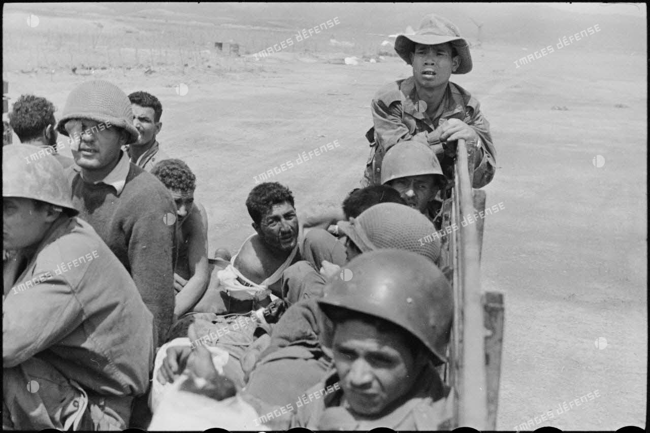 Transport de blessés dans un camion jusqu'à la piste d'aviation du camp retranché de Diên Biên Phu.