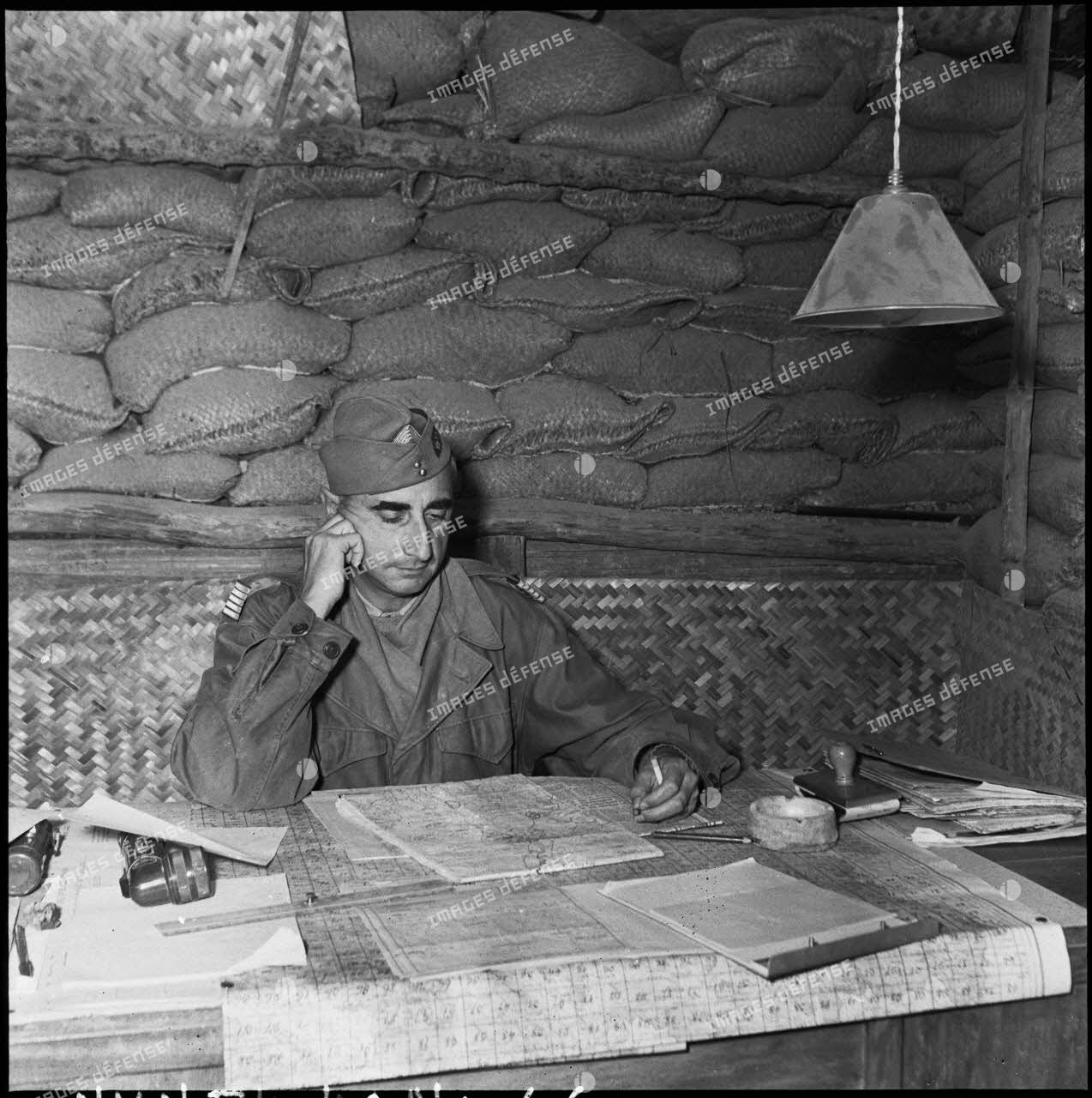 Le colonel de Castries, commandant le GONO (Groupement opérationnel du Nord-Ouest), dans un abri fortifié souterrain du camp retranché de Diên Biên Phu.