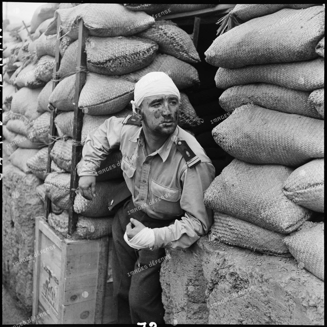 Un lieutenant de la Légion étrangère blessé pendant la bataille observe l'entrée d'un point d'appui (PA) les effets des tirs dirigés contre le Viêt-minh.