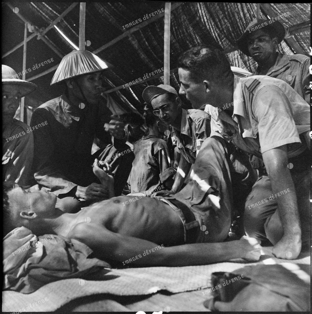 Echange de prisonniers français et Viêt-minh à Sam Son. Un médecin parle avec un soldat du Viêt-minh lors d'une visite aux prisonniers.