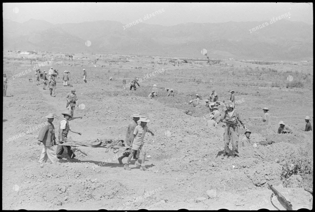 Des soldats creusent des tombes pour enterrer les morts sur le piton Isabelle du camp retranché de Diên Biên Phu.