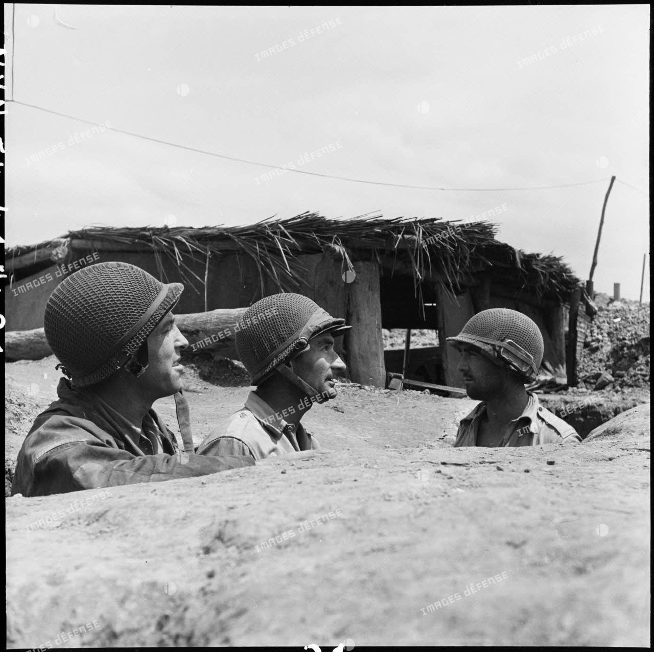 Trois soldats dans une tranchée du camp retranché de Diên Biên Phu.