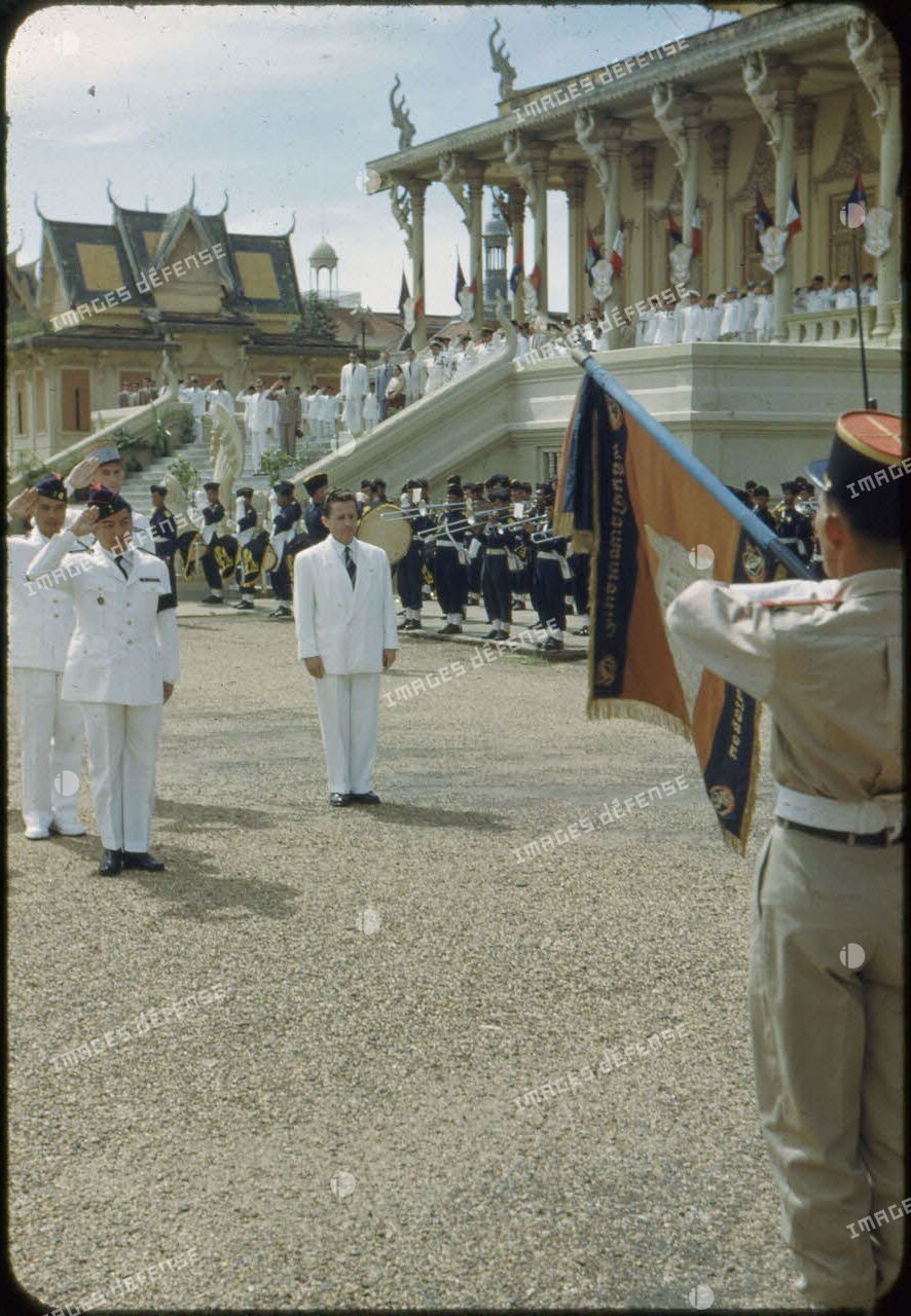 Le roi du Cambodge Norodom Sihanouk passe en revue les troupes d'une nouvelle promotion de l'armée royale khmère dans l'enceinte du palais royal de Phnom Penh.