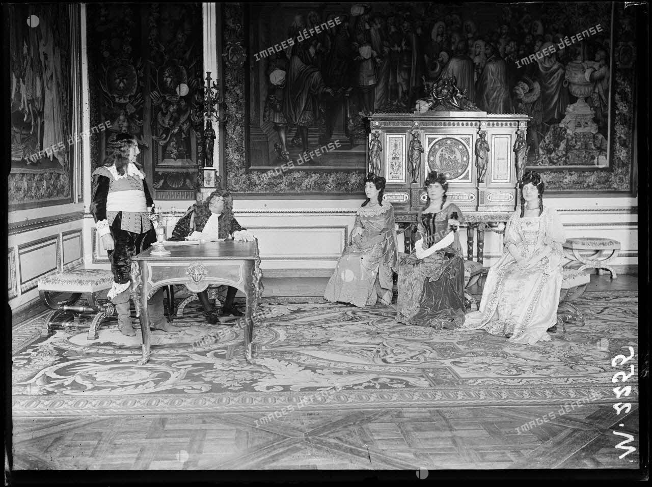 Une réprésentation théâtrale en costume du XVIIe siècle dans l'une des salles du château de Versailles. [légende d'origine]