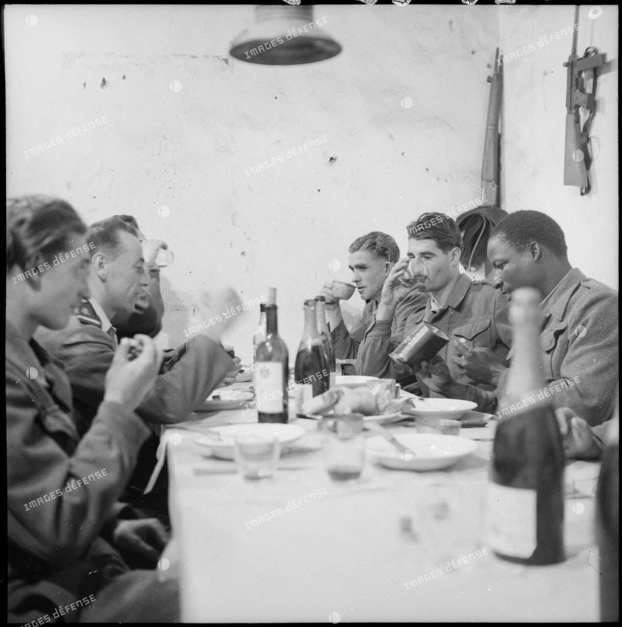Des soldats prennent leur repas de noël pour dans un poste du delta tonkinois.