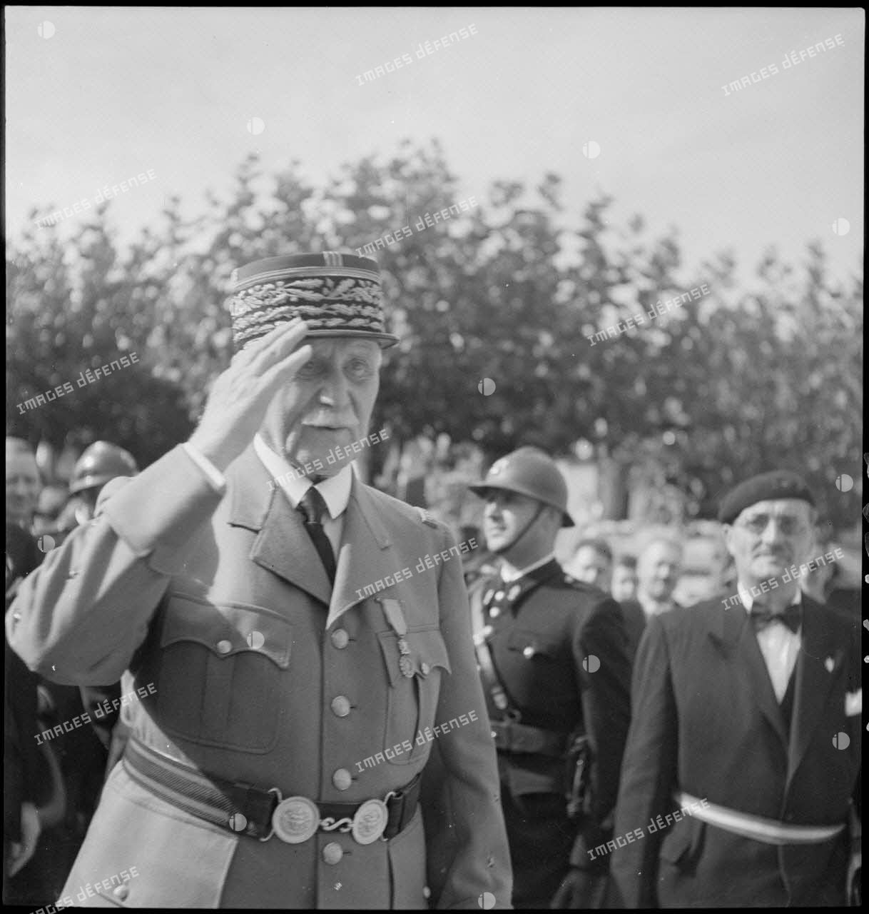 Le maréchal Pétain arrive sur le lieu de la prise d'armes.