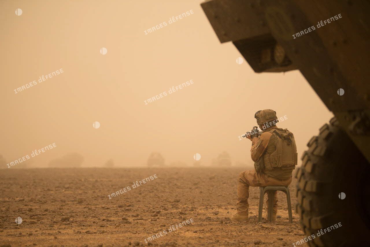 Marsouin de la 2e compagnie "les boucs" du 2e régiment d'infanterie de marine (2e RIMa) en service de garde, lors d'une tempête de sable sur une base opérationnelle avancée temporaire (BOAT) dans le Gourma malien.