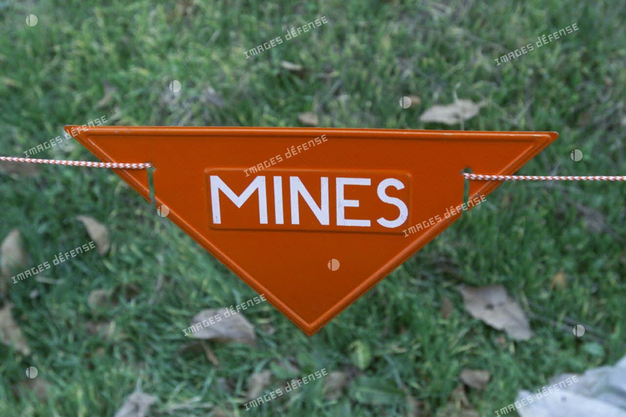 Panneau "Mines" à l'aéroport de Douchanbé.