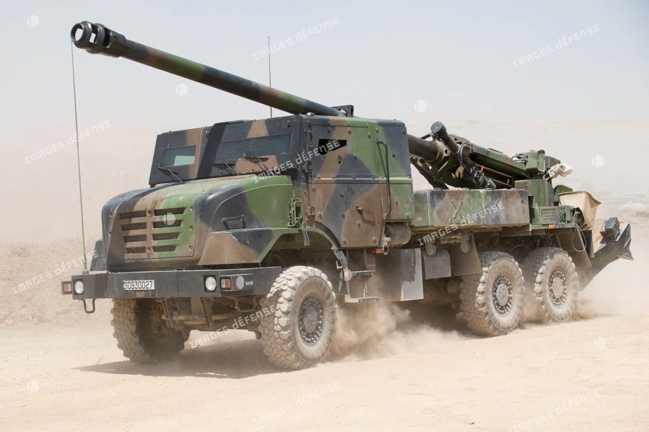 Mise en batterie d'un camion équipé d'un système d'artillerie (CAESAR) du 93e régiment d'artillerie de montagne (93e RAM) à Filfayl, au nord de Mossoul.