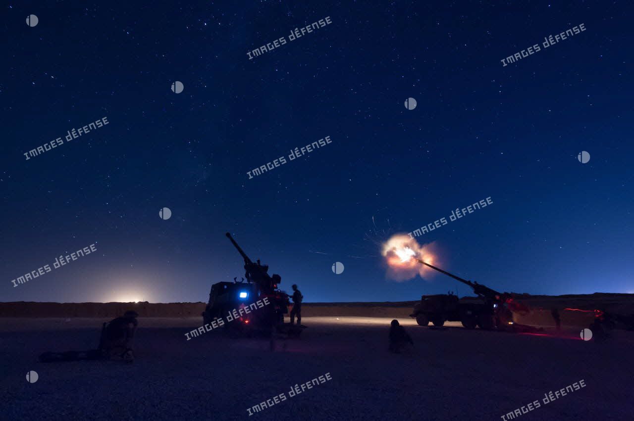 Tirs d'obus éclairants par deux camions équipés d'un système d'artillerie (CAESAR) de la première batterie du 93e régiment d'artillerie de montagne (93e RAM) à Filfayl, au nord de Mossoul.
