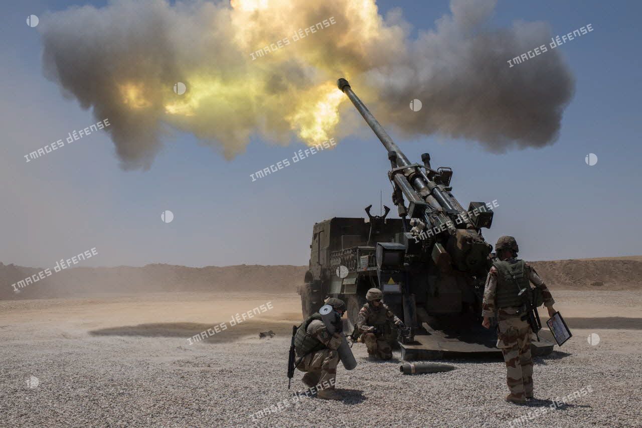 Tirs d'obus explosifs par un camion équipé d'un système d'artillerie (CAESAR) de la première batterie du 93e régiment d'artillerie de montagne (93e RAM) à Filfayl.