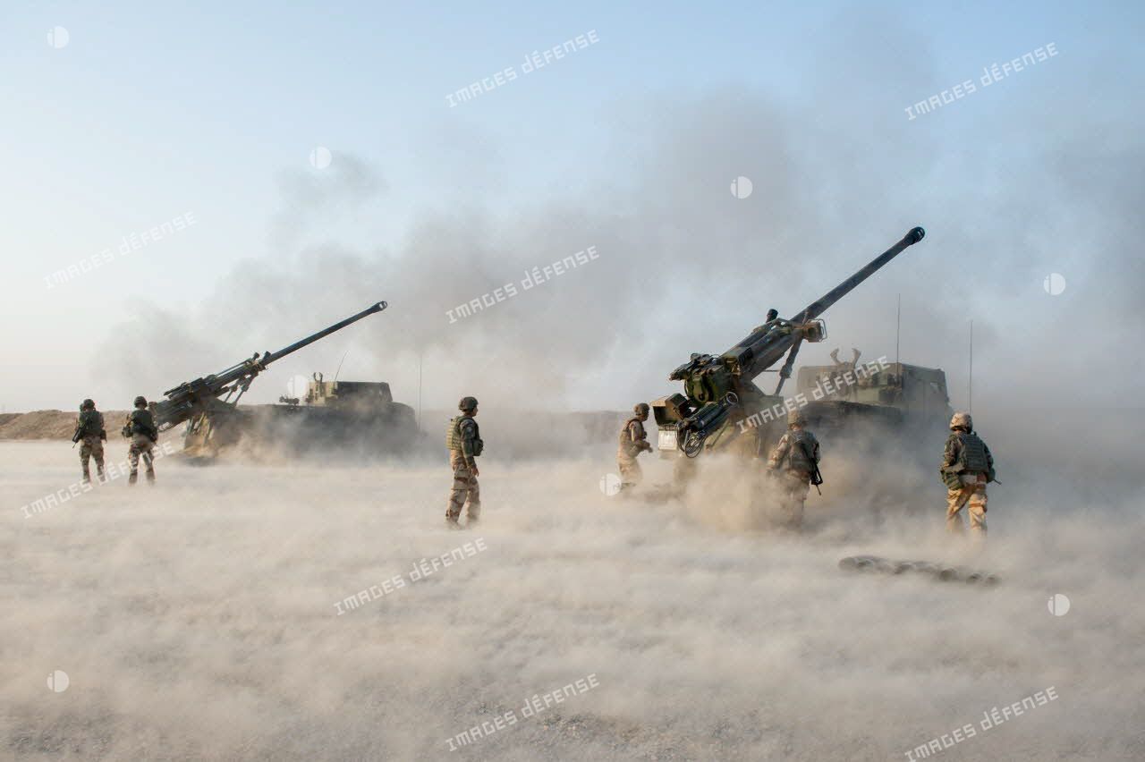 Tirs d'obus par deux camions équipés d'un système d'artillerie (CAESAR) de la première batterie du 93e régiment d'artillerie de montagne (93e RAM) à Filfayl, au nord de Mossoul.