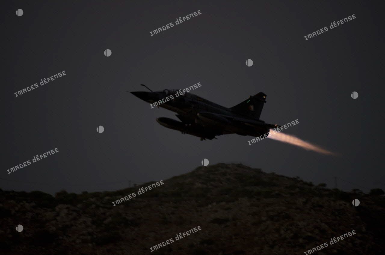 Lors de l'opération Harmattan, sur la base de la Sude en Crète, décollage de nuit d'un Mirage 2000N K2.