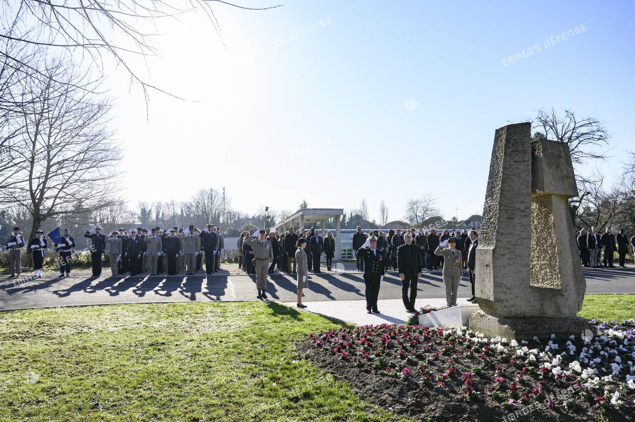 Hommage aux soldats de l'image au monument aux morts sur la place d'armes du fort d'Ivry, lors de la cérémonie de la Sainte-Véronique.